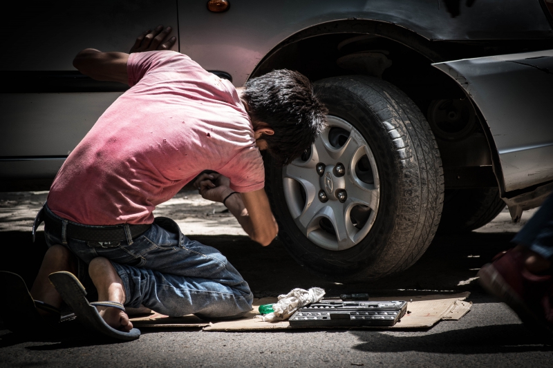 garagiste-VILLENEUVE LOUBET-min_child-labor-934900